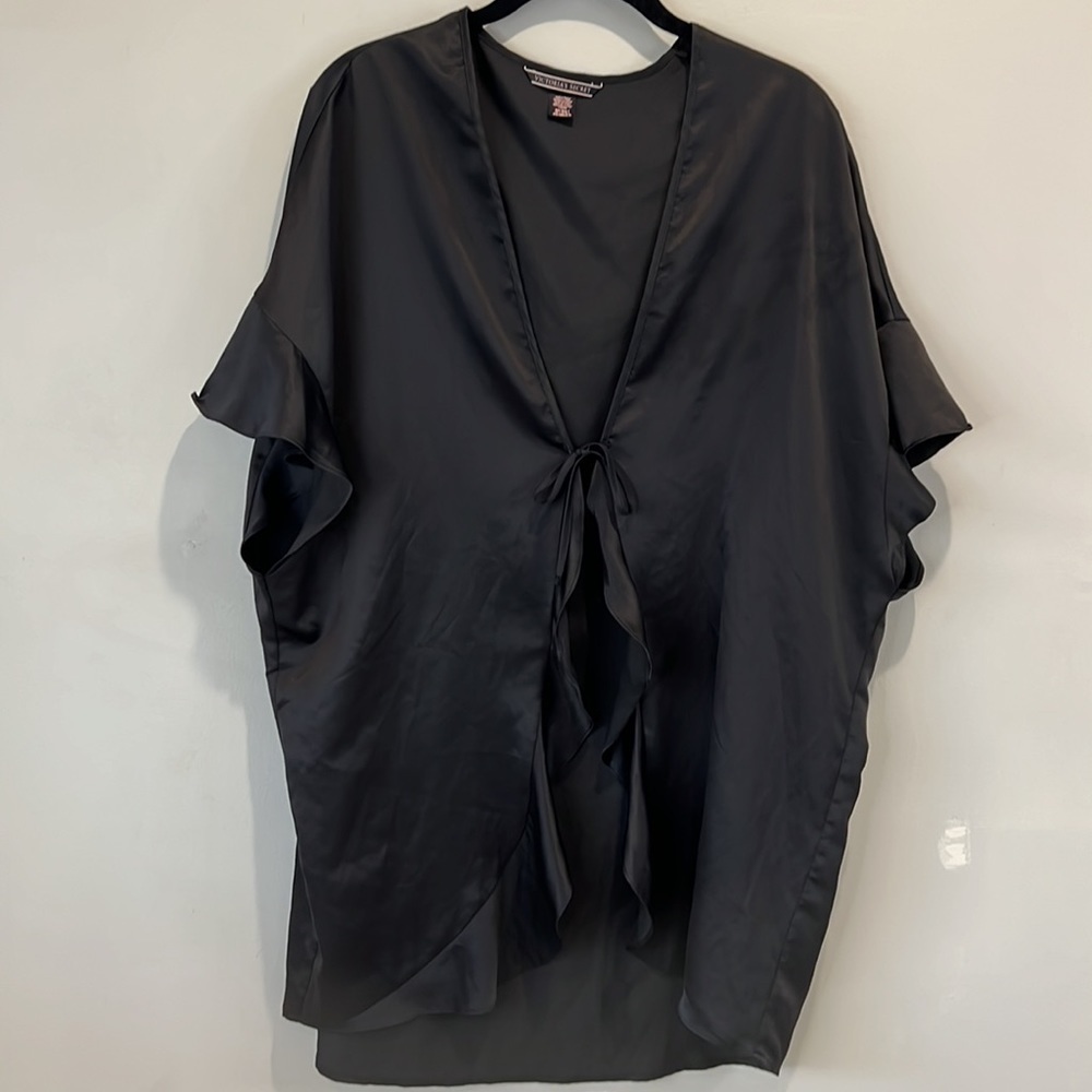 Victorias Secret front tie robe with ruffle detail on front & sleeves silky feel